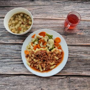 Zdjęcie przedstawia Dietę podstawową: Krem z zielonych warzyw Makaron pełnoziarnisty Sos boloński z mięsa wp Bukiet warzyw gotowanych kr&oacute;lewski Kompot owocowy